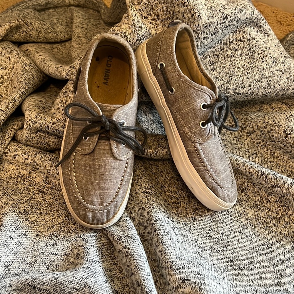 Old Navy boys Gray canvas shoes size 2